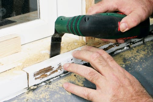 Fjern råttent vindustre med multikutter: Sagbladene på en multikutter kan vendes i mange forskjellige arbeidsvinkler. Fjern råttent vindustre med multikutter: Sagbladene på en multikutter kan vendes i mange forskjellige arbeidsvinkler.